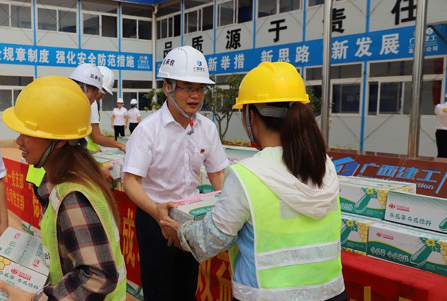 把清涼飲品送到工人手中（修圖）1.jpg