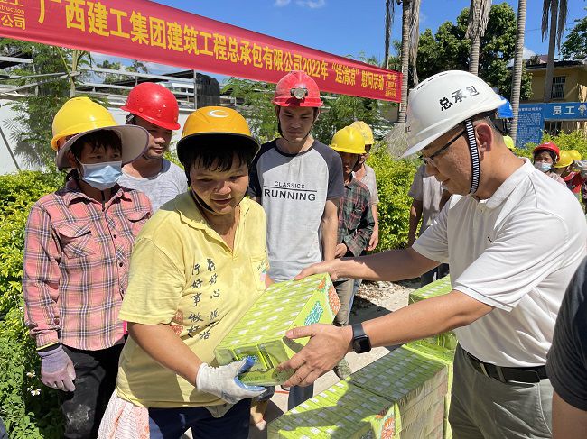 （修圖）陸烜為工人發(fā)放清涼慰問品。容芝雅 攝.jpg